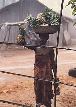 Jeune femme aux ananas  Assinie