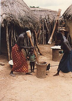 Femme pilant le mil  Fakaha